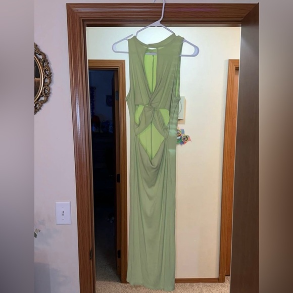 Elegant Green Sleeveless Dress - Picture 1 of 1